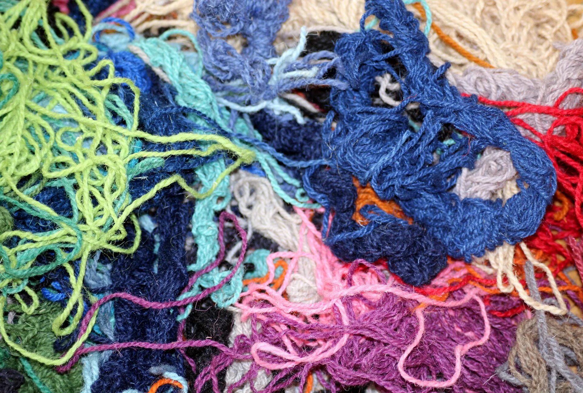 Обрезки ниток. Wool Yarn пряжа. Шерстяные нитки. Цветная пряжа для вязания. Клубок разноцветных ниток.