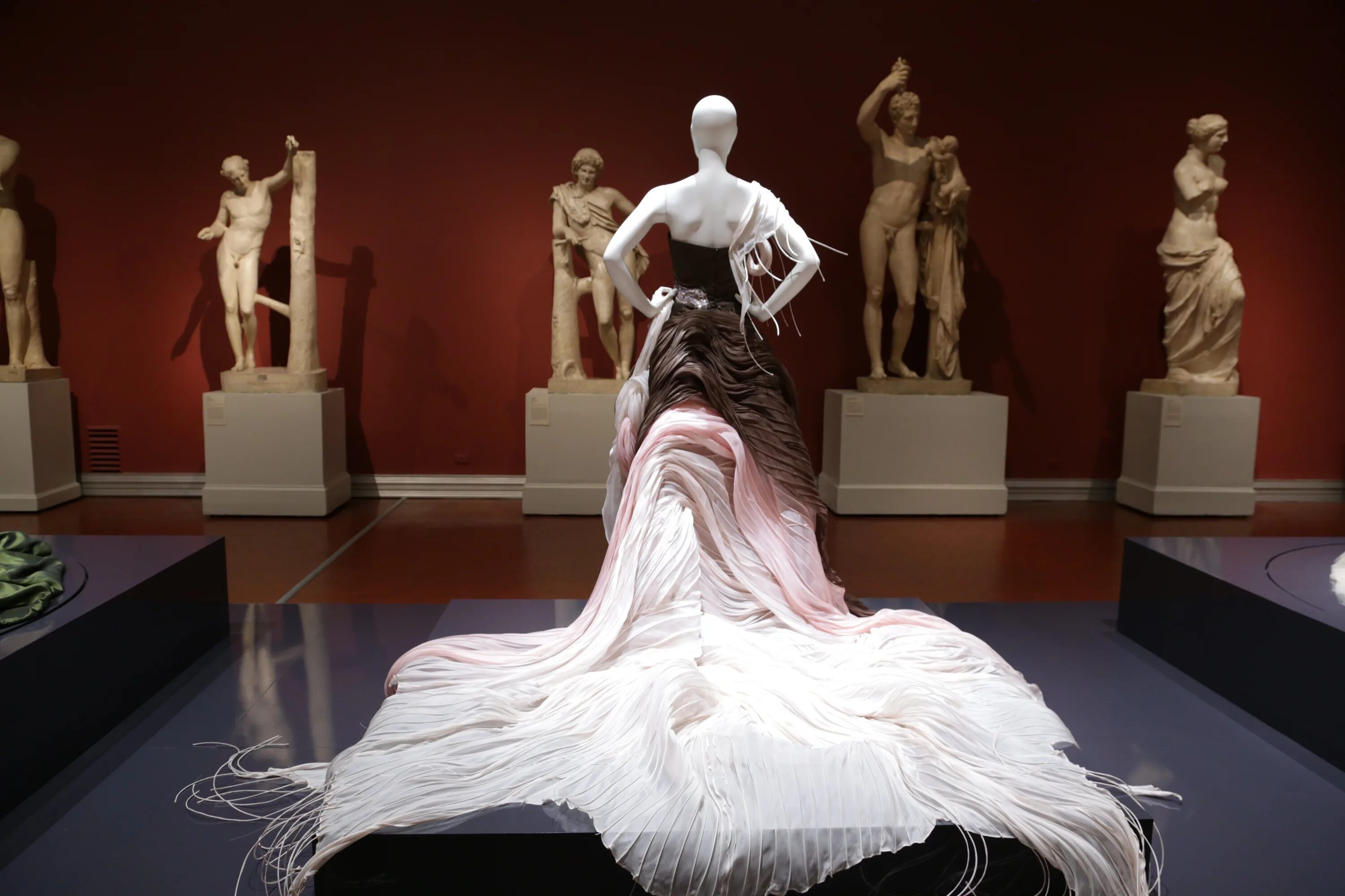 Современное исполнительское искусство. Манекен haute couture. современное искусство манекен. манекены для музеев. выставка манекенов.
