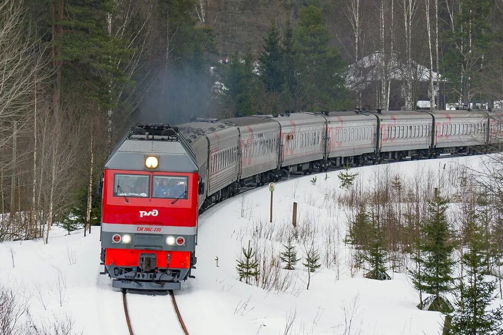 эп20 в снегу. синий поезд. тэп70 в сибири. тепловоз м62 на колесах. пассажирские грузовые зимние поезда.