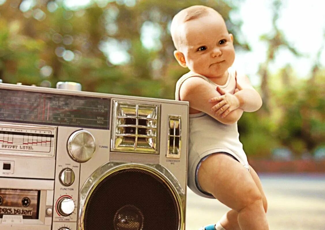 Девушка в наушниках. Наушники. Забавная музыка для видео. Девочка диджей. Смешные танцы детей.