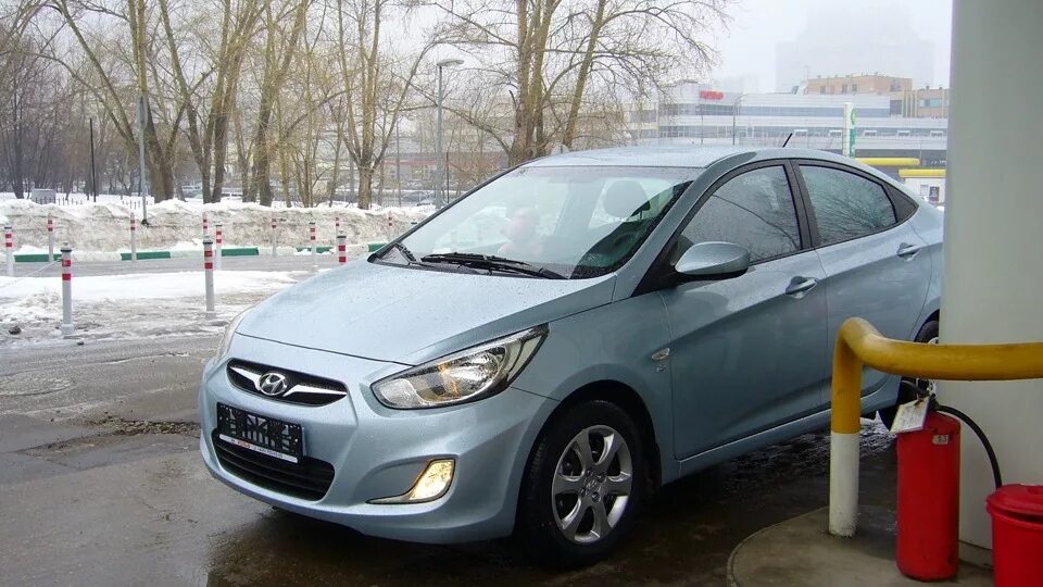 Хендай солярис в новгород купить. Хендай Солярис 2012 голубой. Hyundai Solaris светло голубой. Хендай Солярис 2011 светло голубой. Хендай Солярис серо голубой.