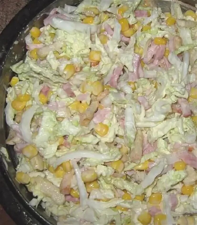 Салат с пекинской капустой и ветчиной и кукурузой. Салат из капусты ветчины и кукурузы. Салат капуста кукуруза ветчина. Салат с ветчиной и кукурузой и сухариками. Салат из капусты ветчины и кукурузы.