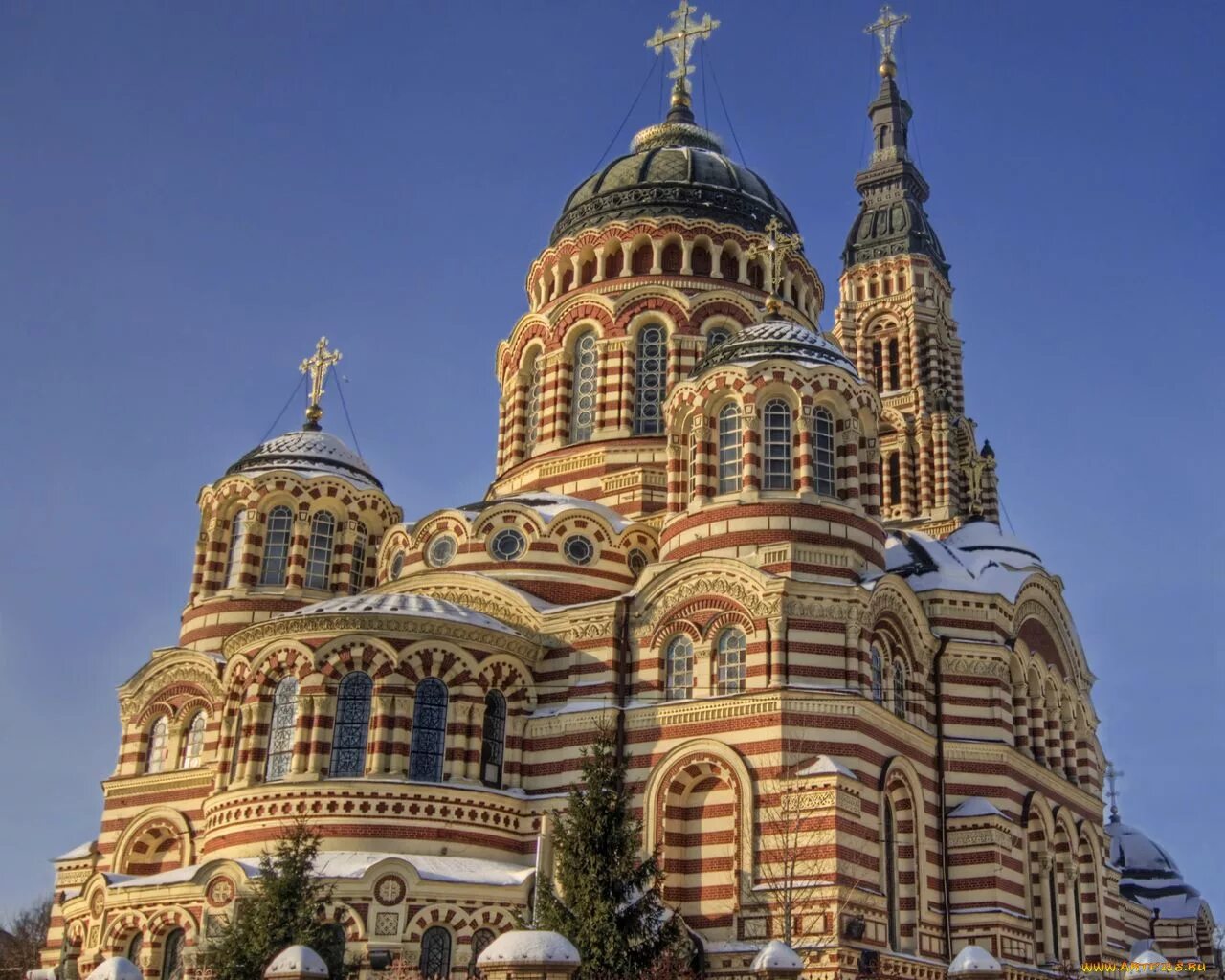 Красивый храм. Церковь в византийском стиле. Православные храмы европы