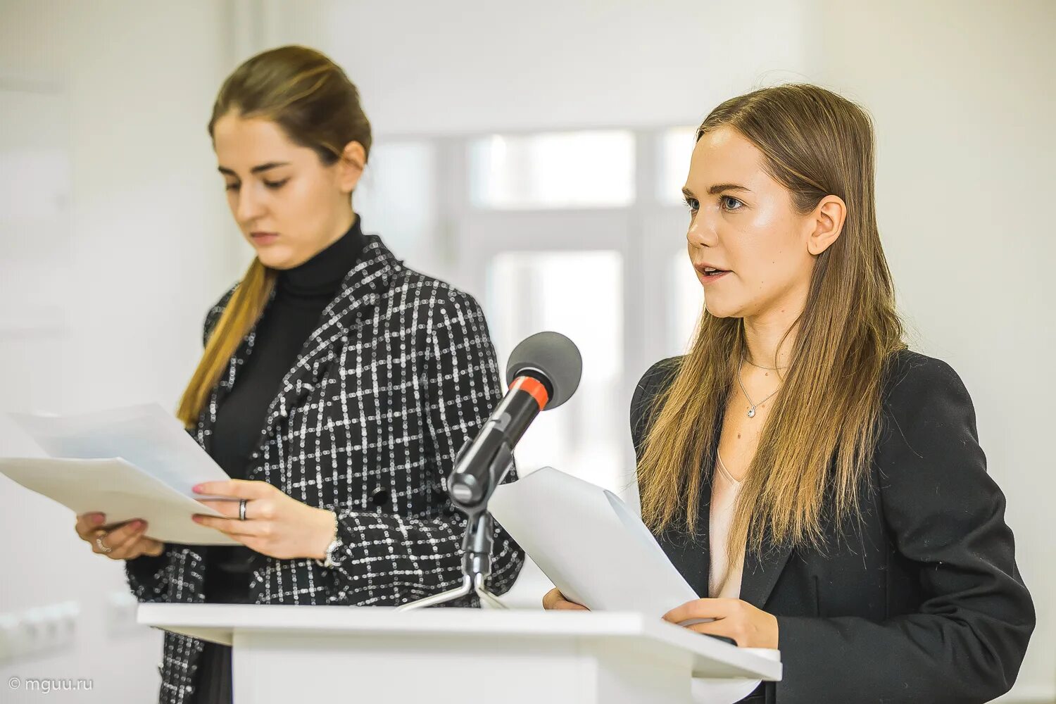 Студент выступает с докладом. Выступление студента с докладом. Выступление с докладом на конференции. Человек выступает с докладом. Student speech