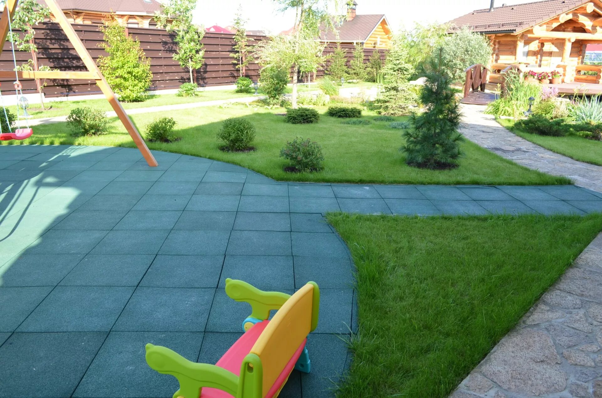 Травмобезопасная резиновая плитка ecostep 500х500х40 мм. Резиновый на земле. Полимерные дорожки для дачи. Резиновое покрытие на участке. Резиновый на земле.