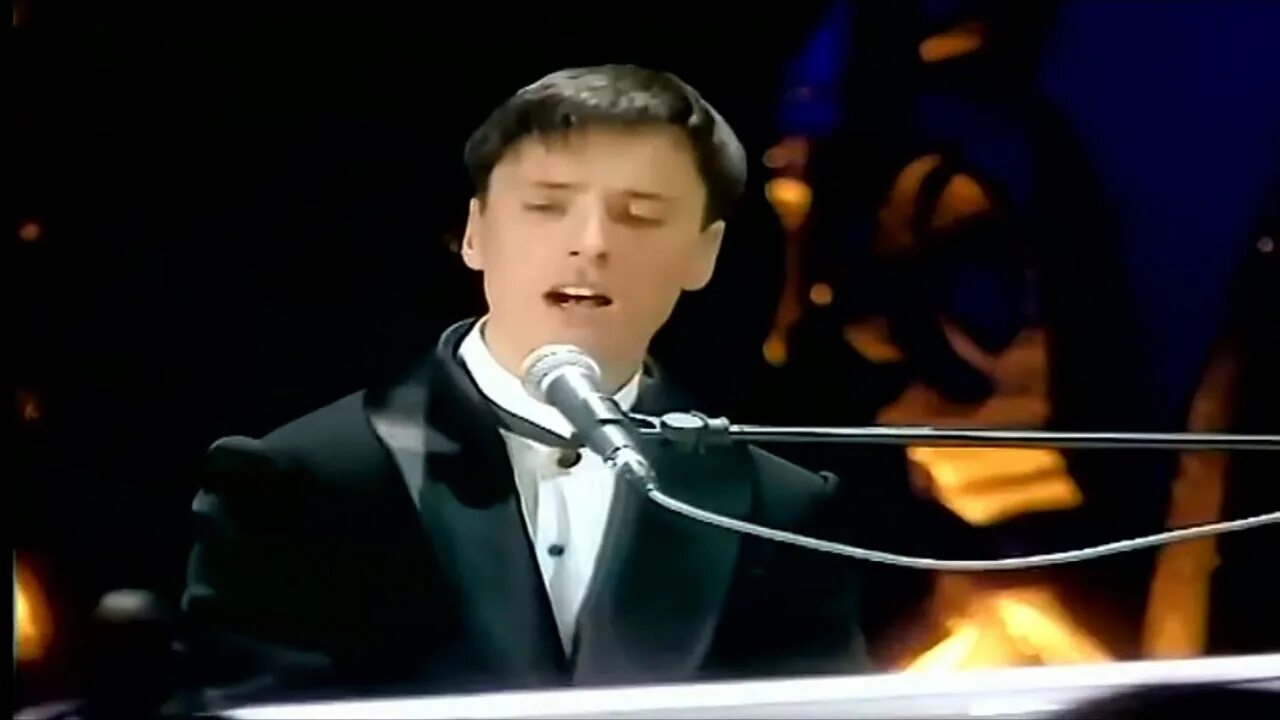 Витас песня лист осенний. Опера №2 витас. витас опера 2 клип. витас ургант. витас опера 2 дом.