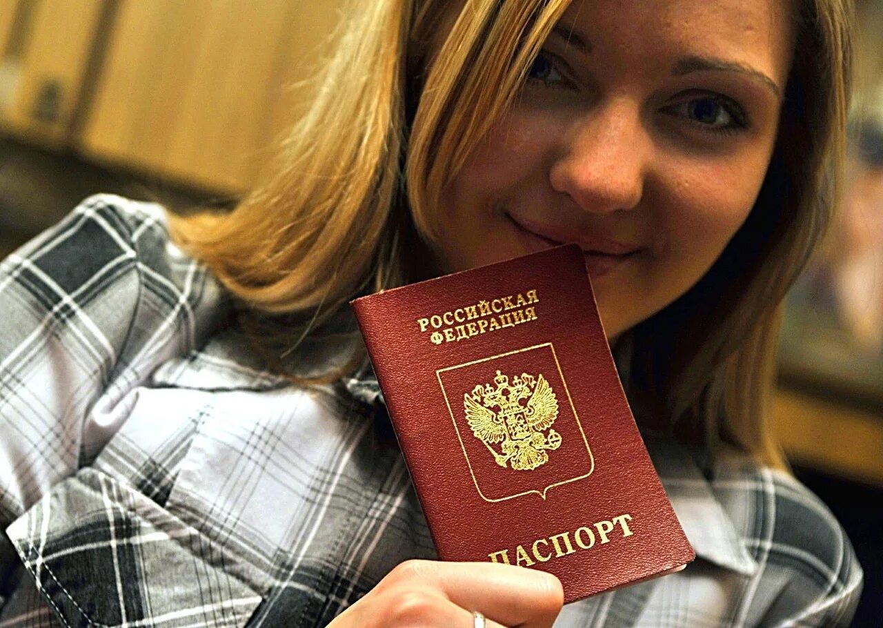 Граждане получившие гражданство. Паспорт России. Фотография на паспорт. Паспорт девушки. Паспорт в руках.