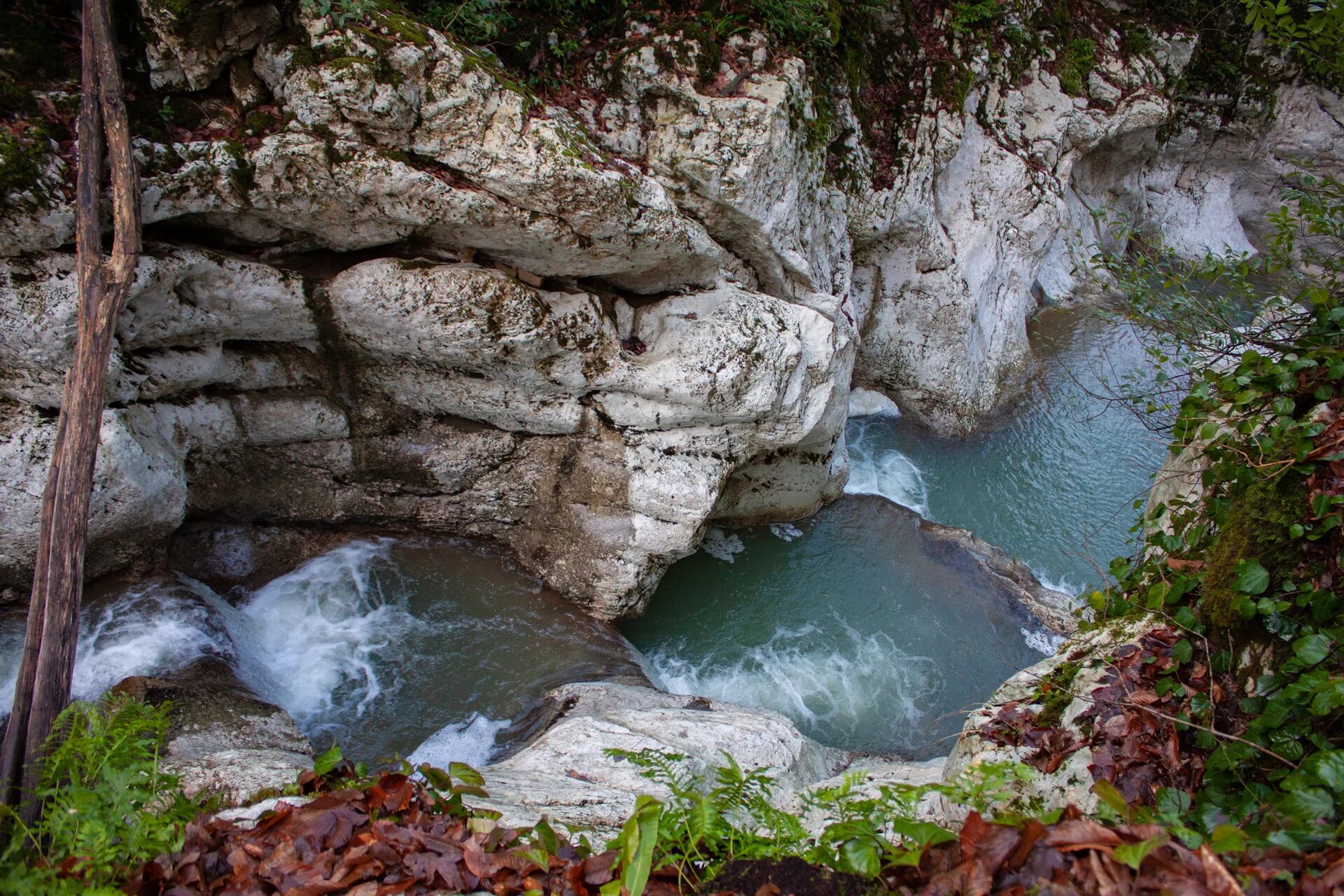 Агурское ущелье Чертова купель. Агурские водопады Краснодарский край. Агурские водопады Чертова купель. Агурский водопад Сочи. Природные достопримечательности сочи