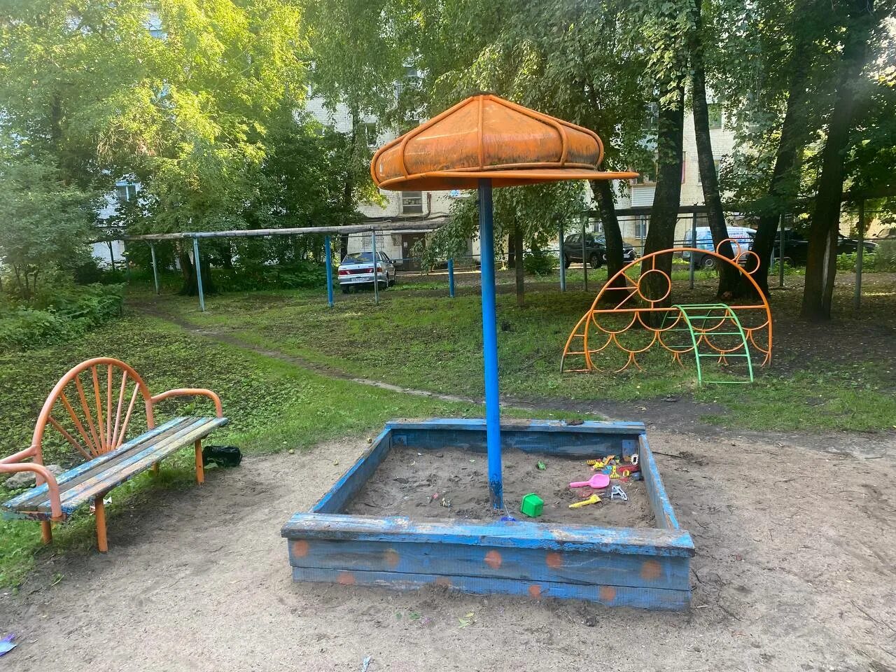 Дети на площадке. Детская площадка во дворе. Дети на площадке. Детские площадки рязань. Тематические детские площадки.