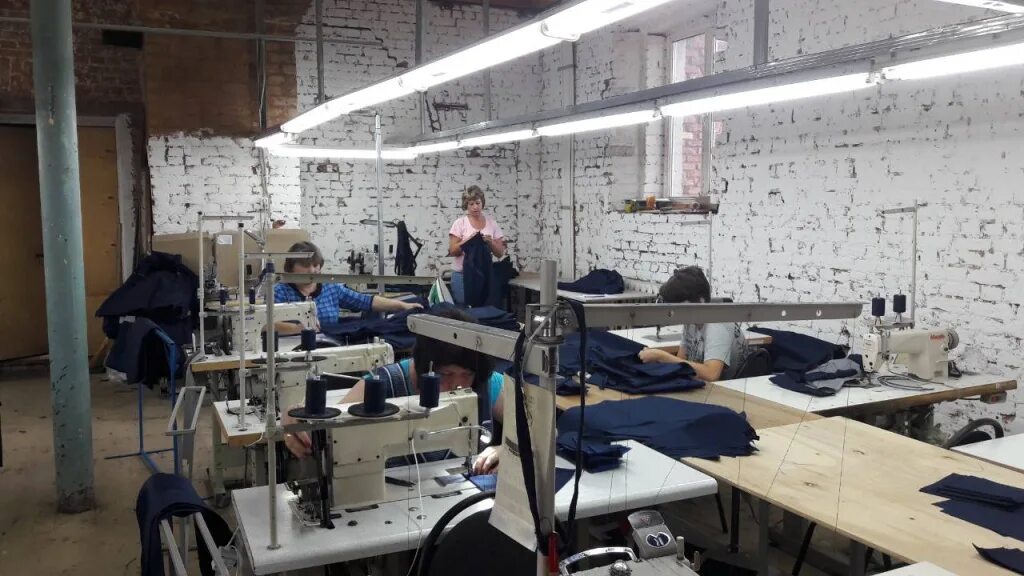 Швейные фабрики спецодежды. Швейный цех спецодежда. Пошив швейных изделий. Швейный цех. Элегрин великий новгород завод.