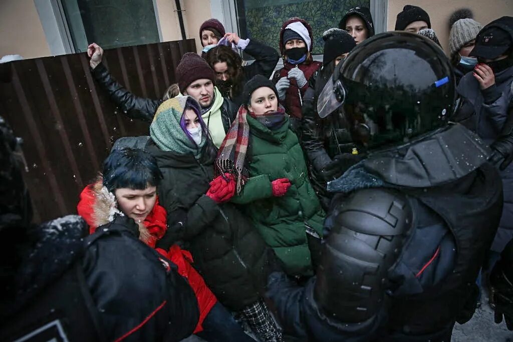 Девушка и протест. Люди на митинге. Силовики избили женщину. Митинг в Москве. Группа людей для выражения протеста