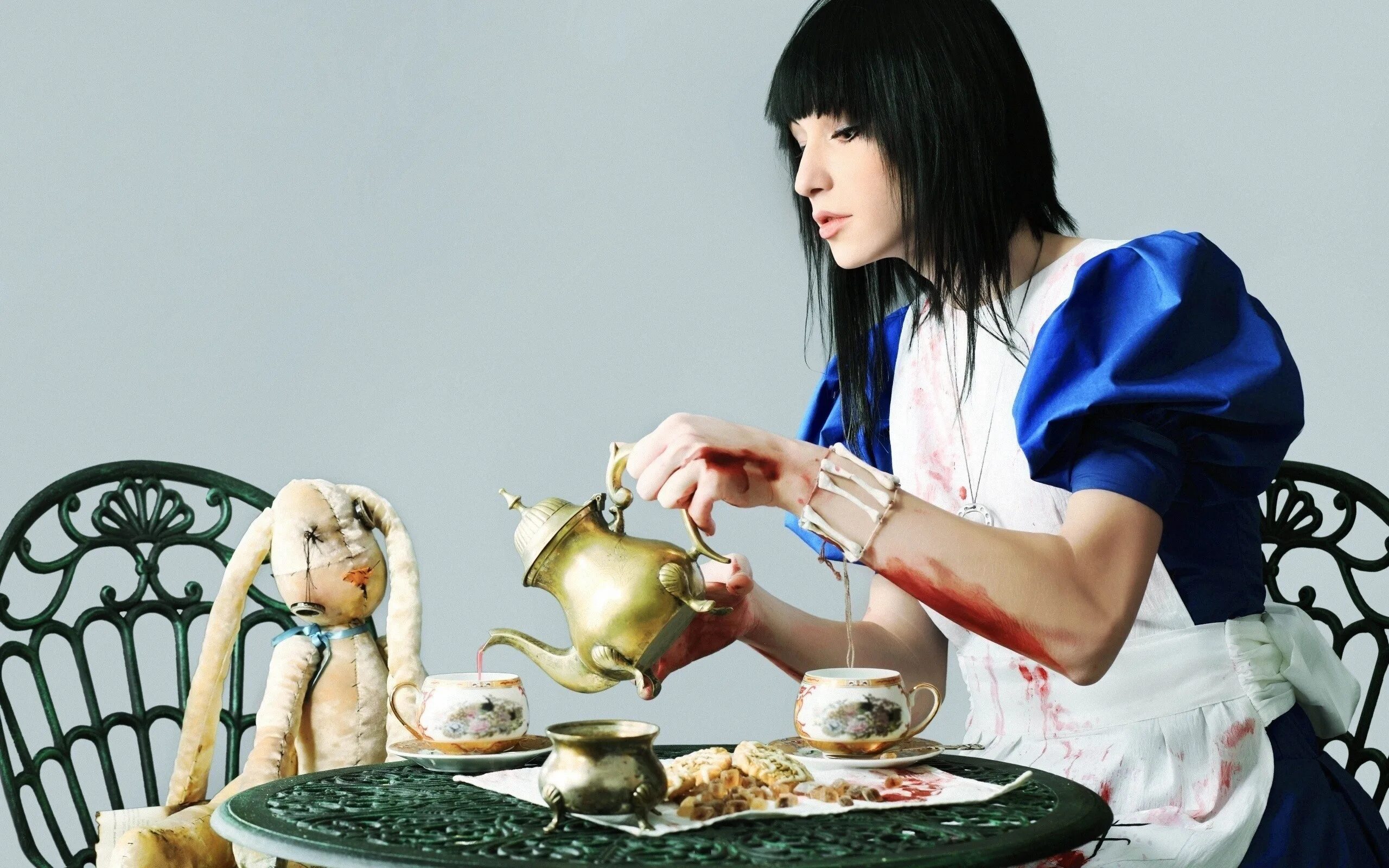 Чаепитие с куклами. Наливает чай. Девушка с чайником. Девочка наливает чай.