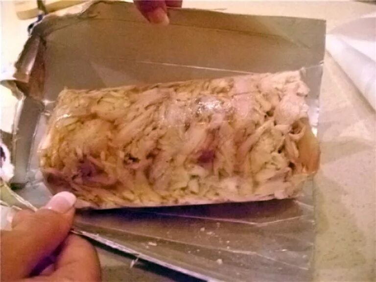 Колбаса в пластиковой бутылке из курицы. Колбаса в пакете из под сока. рулет из курицы в коробке. куриный рулет в тетрапакете. колбаса в тетрапаке.