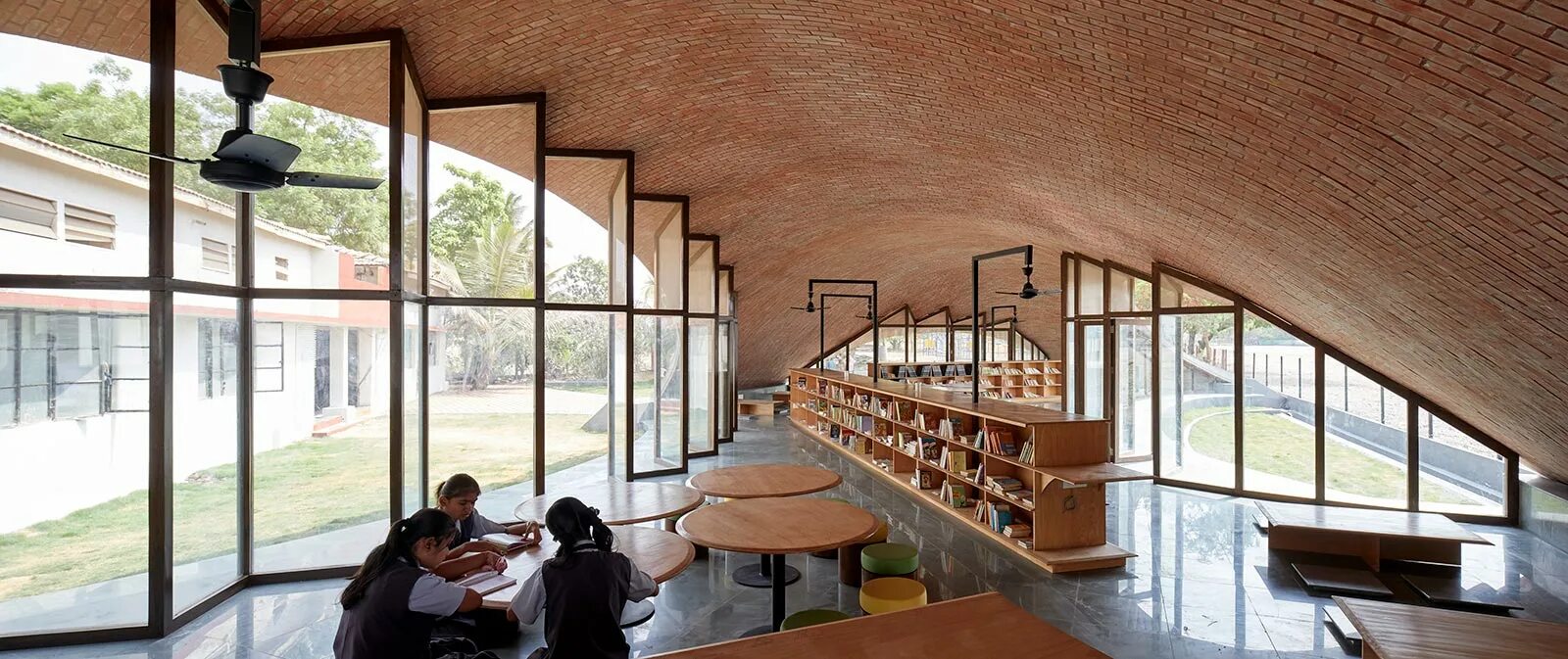 Кирпичные острова 6 вопросов. Библиотека на крыше. Библиотека в Индии. Кровля для библиотеки. Библиотека в необычном стиле.