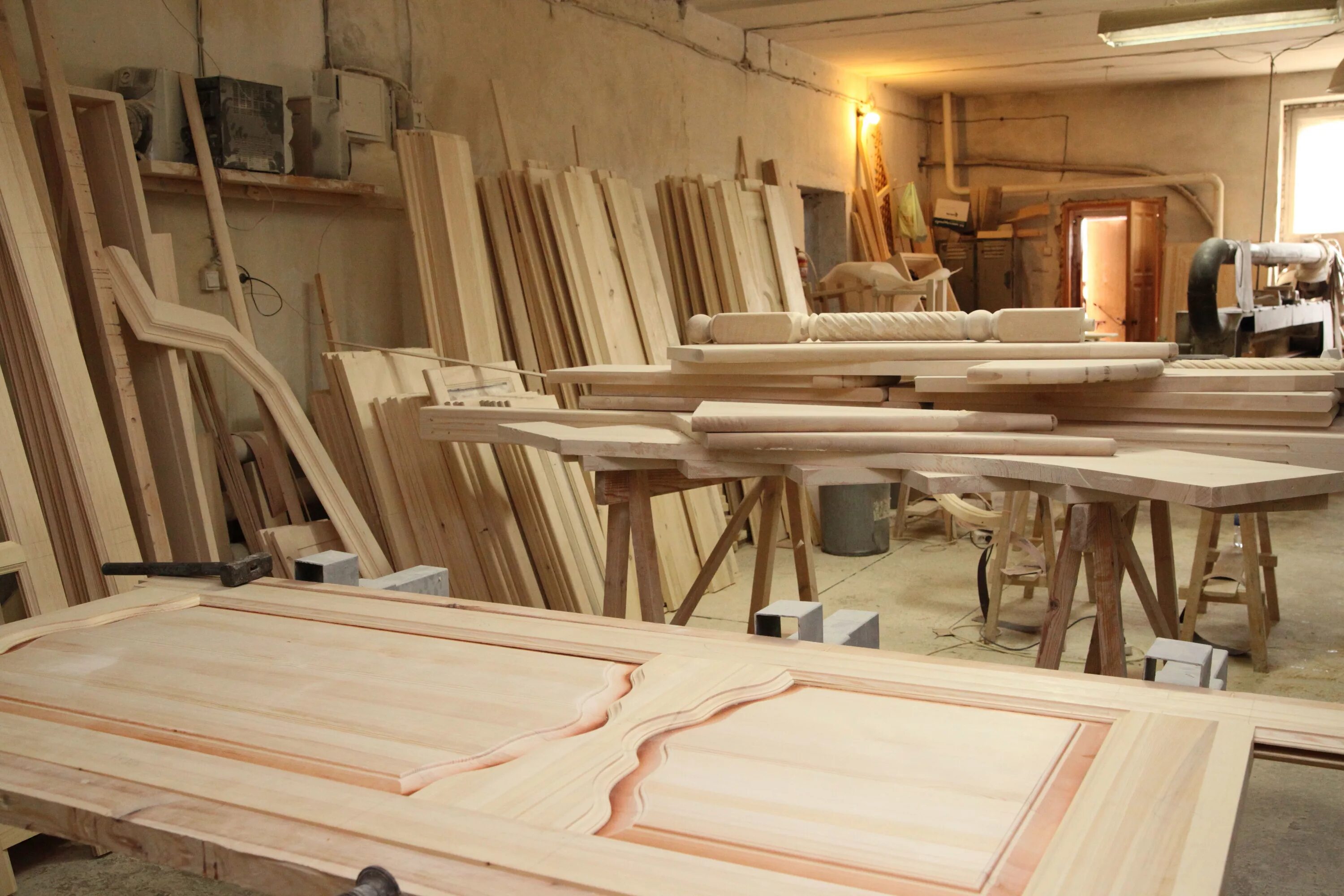 Изготавливается мебель. Изделия из древесины. Столярные изделия. Деревянная мебель. Деревянные столярные изделия.