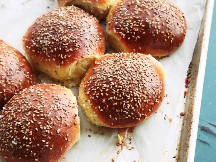 Булочки для сэндвичей. Булочка жареная в яйце с молоком. Жареные булочки на сковороде. Китайские пампушки. Поджаренная булка.