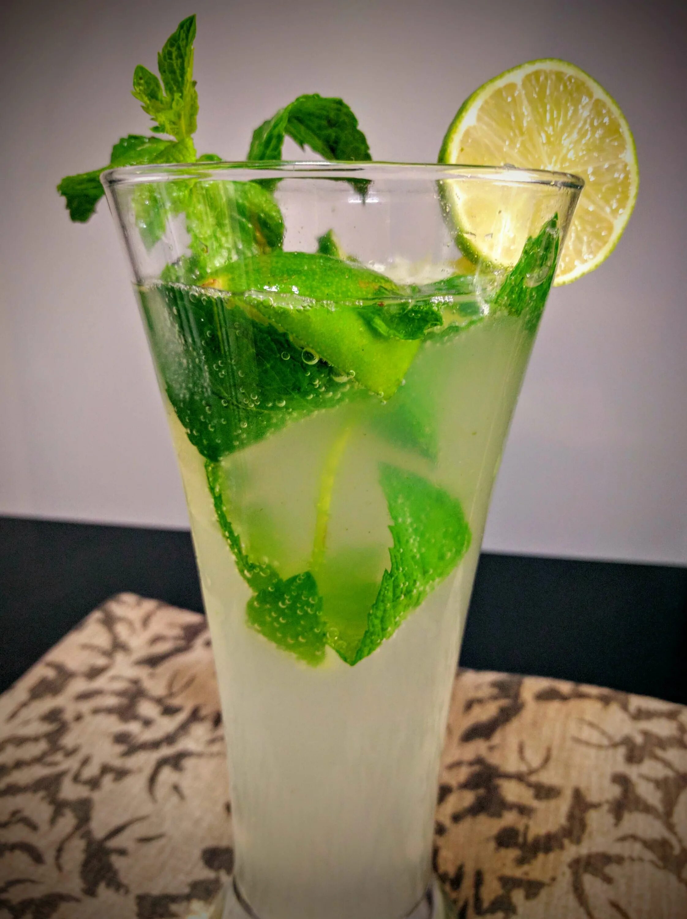 Мохито жив. Мохито напиток. Мохито напиток безалкогольный. Mojito лимонад. Вирджин Мохито.