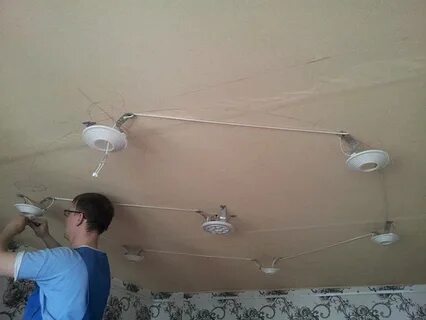 Как установить светильник в натянутый потолок