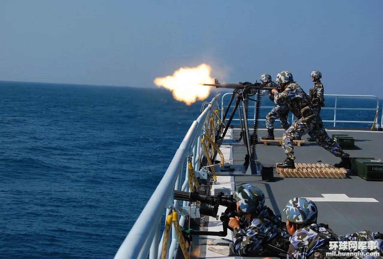 морпехи в аденском заливе. пираты захватывают судно. нападение на морское судно.