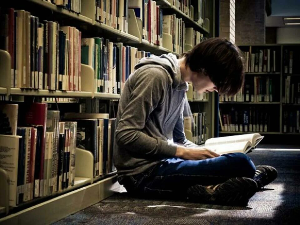 Подросток с книгой. Что читают современные люди. Люди в библиотеке. Подросток с книгой. Чтение в библиотеке подростки.