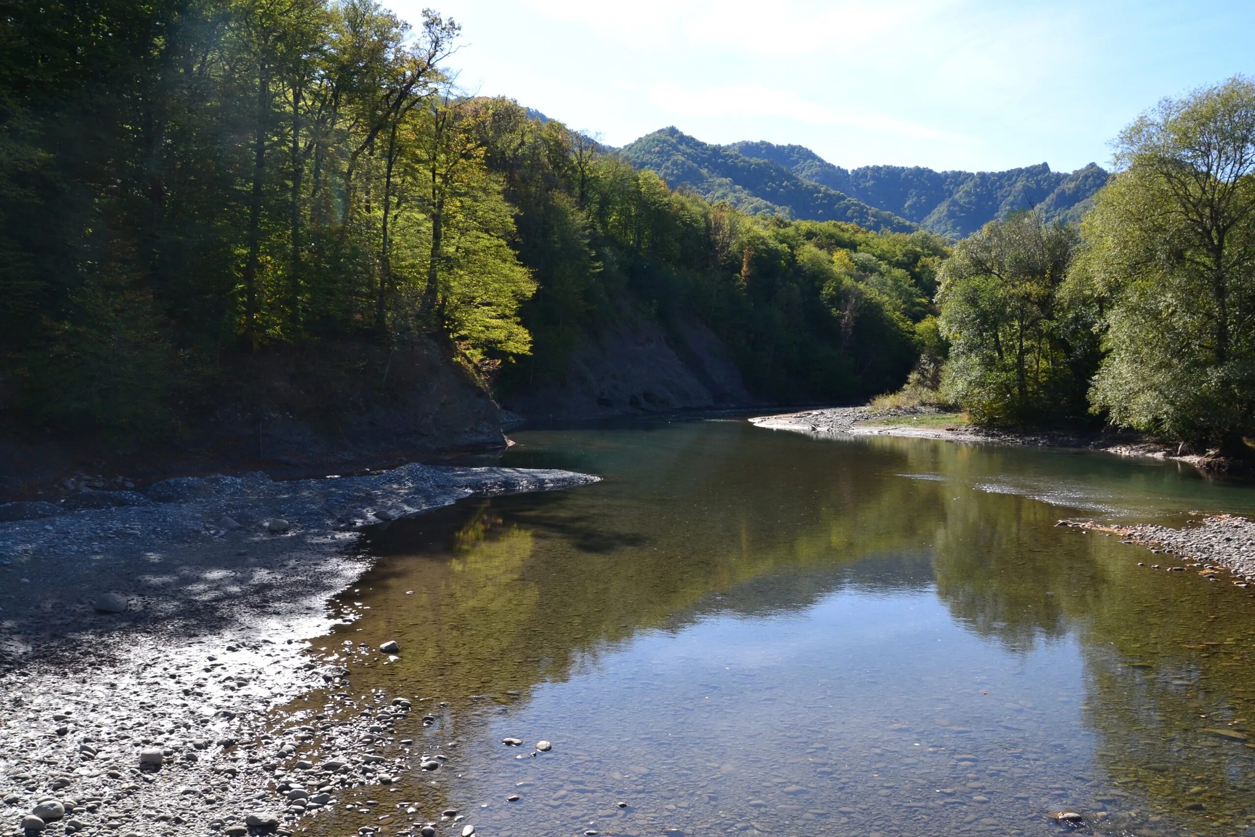 White river. Река белая Майкоп. Река белая Кубань. Речка белая Краснодарский край. Река белая Адыгея.