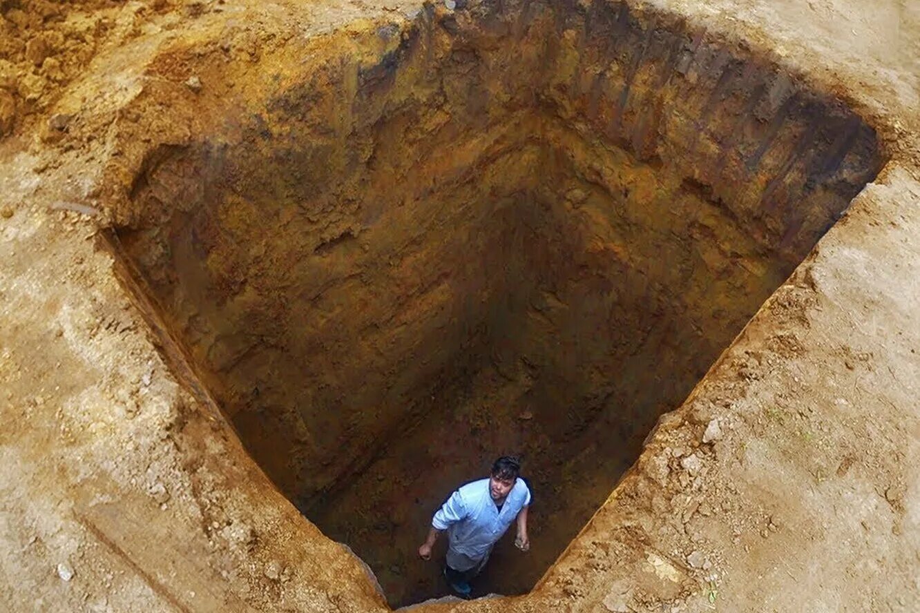 Капала яму. Копание ямы. Копаем колодцы. Капала яму. Человек копает яму.