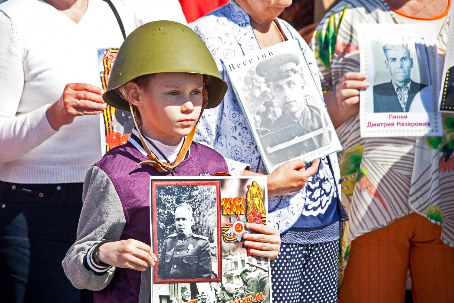 Бессмертный полк. Дети в Бессмертном полку. День Победы для детей. Дети с портретами ветеранов.