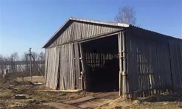 Старый деревянный сарай. Снять сарай. Деревянный гараж. Слом построек фото. Старый сарай.