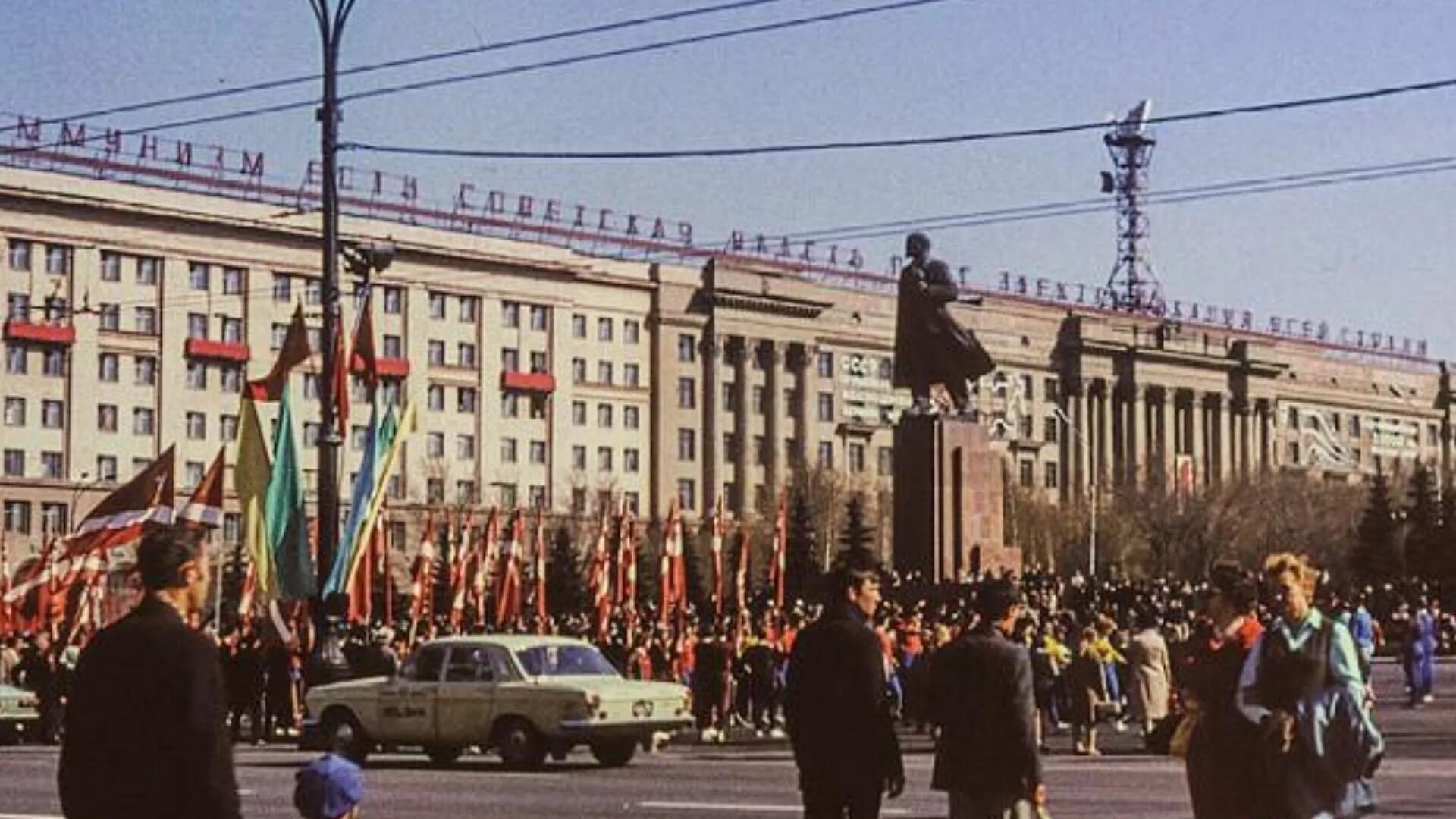 Площадь революции СССР Челябинск. Челябинск площадь революции 1990. Площадь революции в Челябинске в 90. Площадь революции Челябинск 1970.