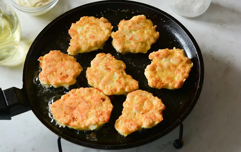 Рецепт филе курицы на сковороде. Котлеты из куриного филе. котлеты из грудки. рубленные котлеты из куриной грудки. котлеты из куриного филе рубленные на сковороде.