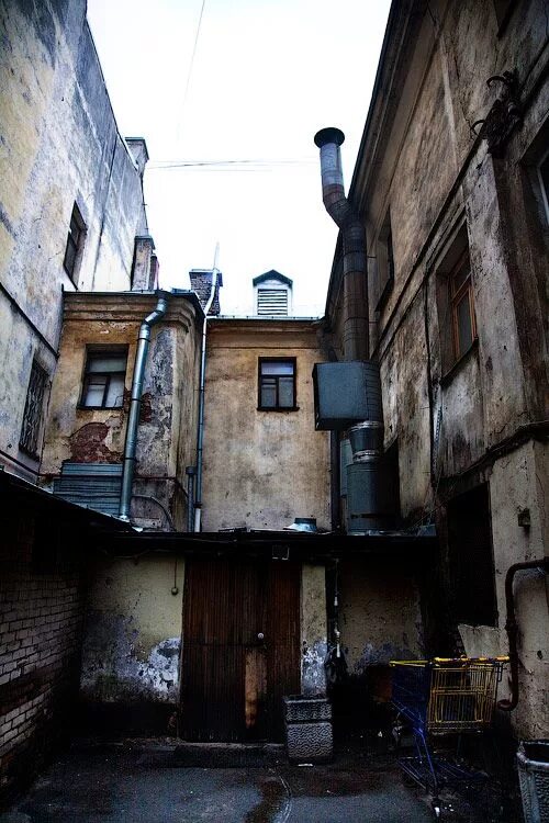 Питерские 2000. Питерская улица в питере. Подворотни питера. Петербург мрачный город. Петербург в 90-е.