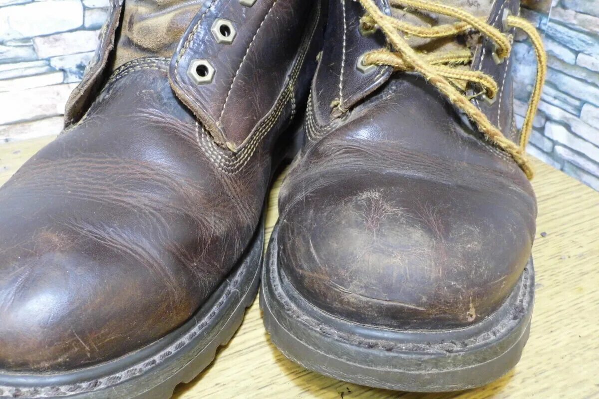 Почему лопается подошва. Dr martens треснула подошва. доктор мартинс лопнула подошва. трещина на подошве мартинсов. заломы на мартинсах.