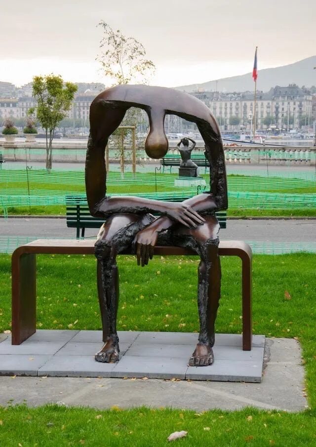Уставший памятник. Скульптура Меланхолия Женева. Пустота души скульптура в Женеве. Памятник Меланхолия Ереван.