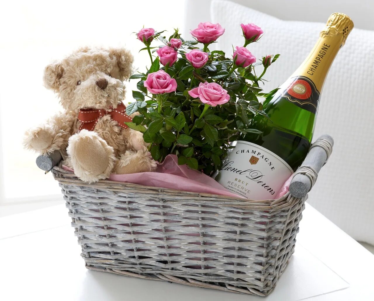 Привітання днем народження своїми словами. Цветы шампанское конфеты. Корзина с цветами. С днём рождения шампанское и цветы. Букеты цветов и шампанского.