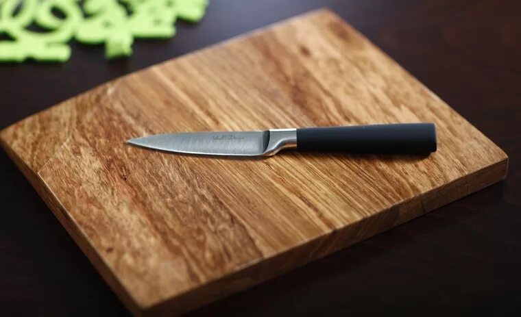 Оставляет нож на столе. Нож на столе. НОД на столе. Ножик на столе. Кухонный нож воткнутый.