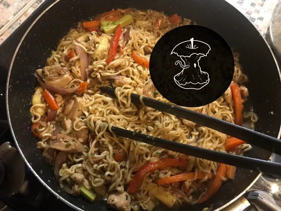 Лапша быстрого приготовления тайланд. Тайская лапша из обычного ролтона. вкусные блюда из лапши доширак. блюдо из дошираков в сковороде. тайский доширак.