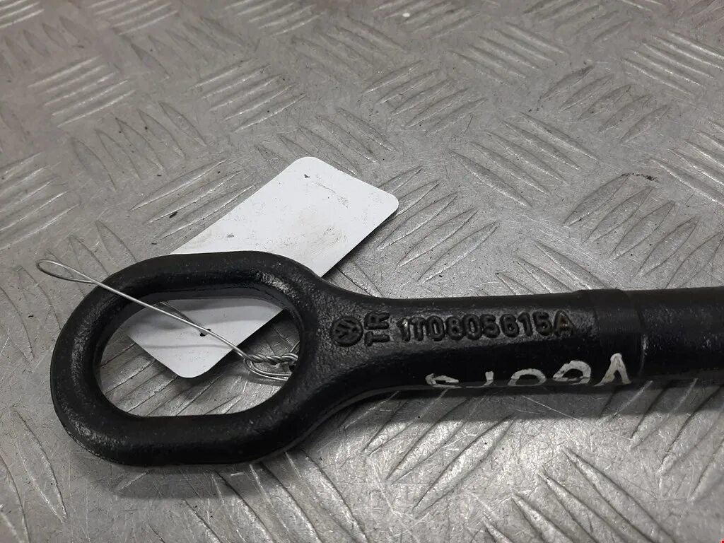 Буксировочный крюк ауди а6 с6. Буксировочный крюк ауди а8 д2. A4 b8. Передний крюк ауди б5. Audi a3 8v буксировочный крюк.