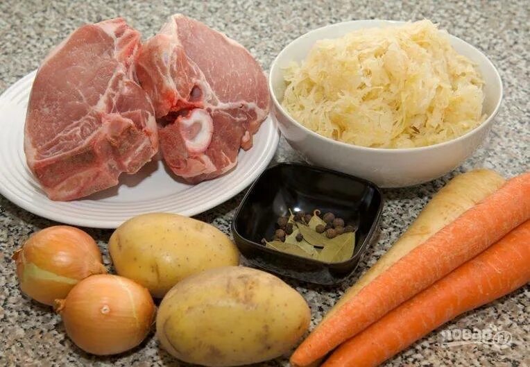 Какие ингредиенты нужны для того. Ингредиенты для пирога. Продукты для окрошки на кефире. Набор продуктов для салата столичного. Индигриенты для оливье.