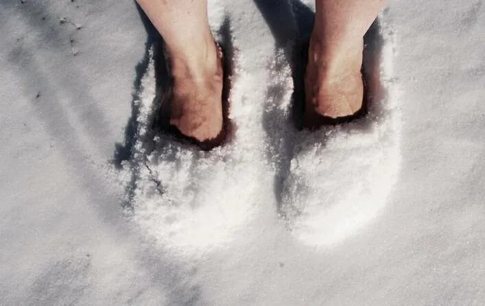 В сильный мороз ноги замерзают. Мерзнут ноги.