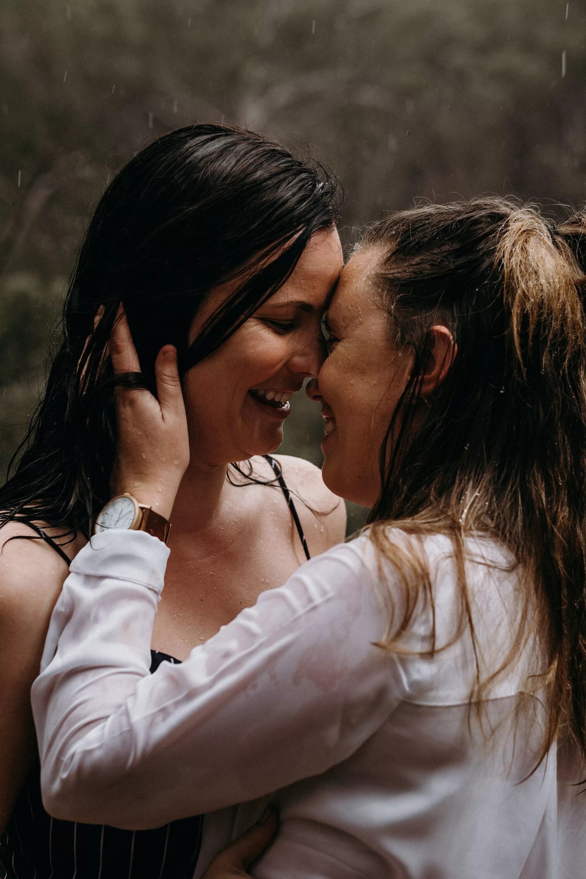 Rain lesbian. Любовь женщины к женщине. Любовь двух женщин. Женская однополая любовь. Любовь между девушками.