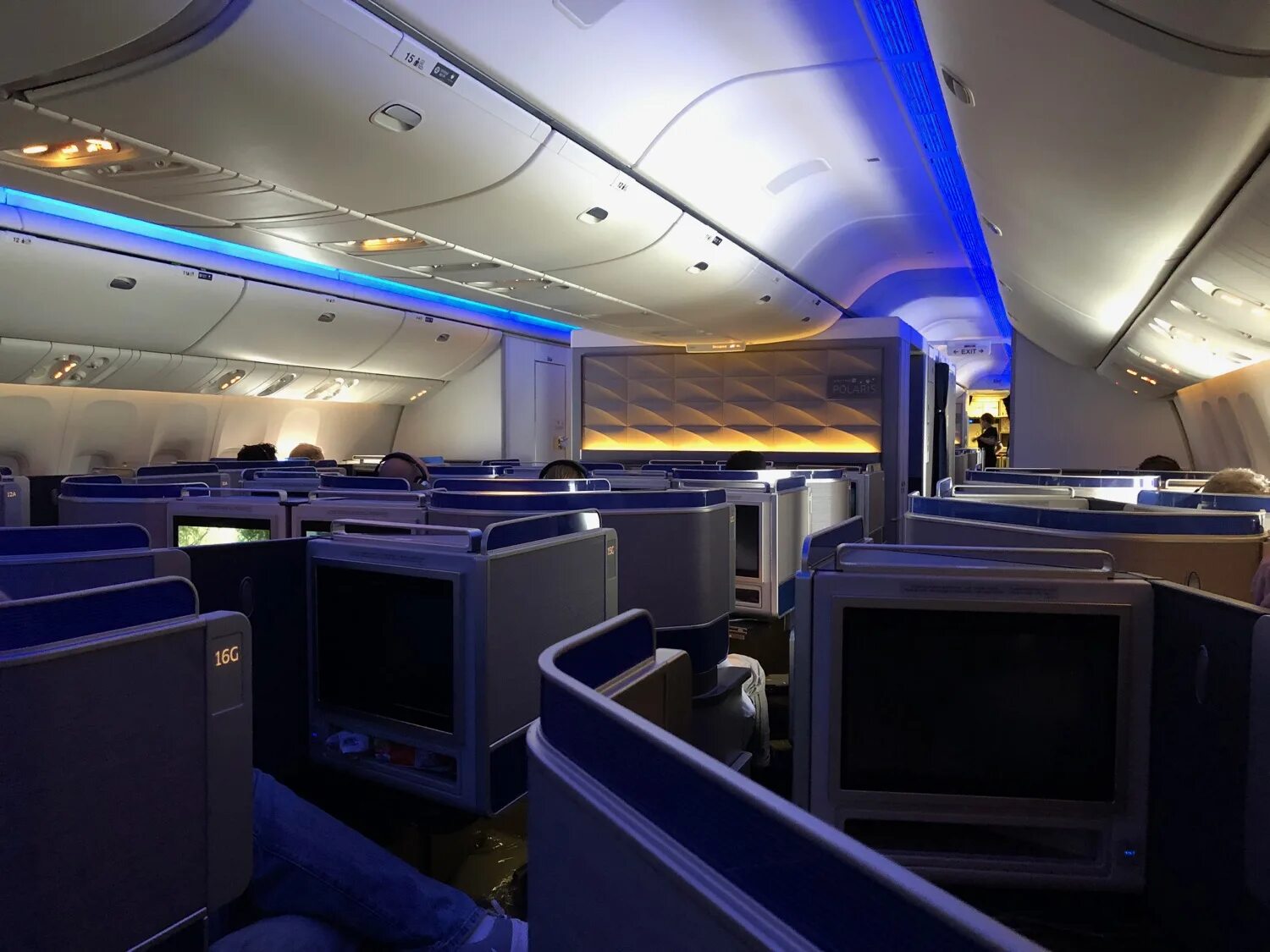 Boeing 777-300er внутри. Boeing 777 United Airlines Business class. Boeing 777-300er салон. Боинг 777 Аэрофлот.