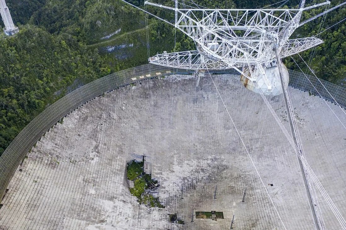 Гигантские разбор. Радиотелескоп в Аресибо Пуэрто-Рико. Обсерватория Аресибо, Пуэрто-Рико. Аресибо обсерватория разрушен. Телескоп Аресибо в Пуэрто Рико обрушился.