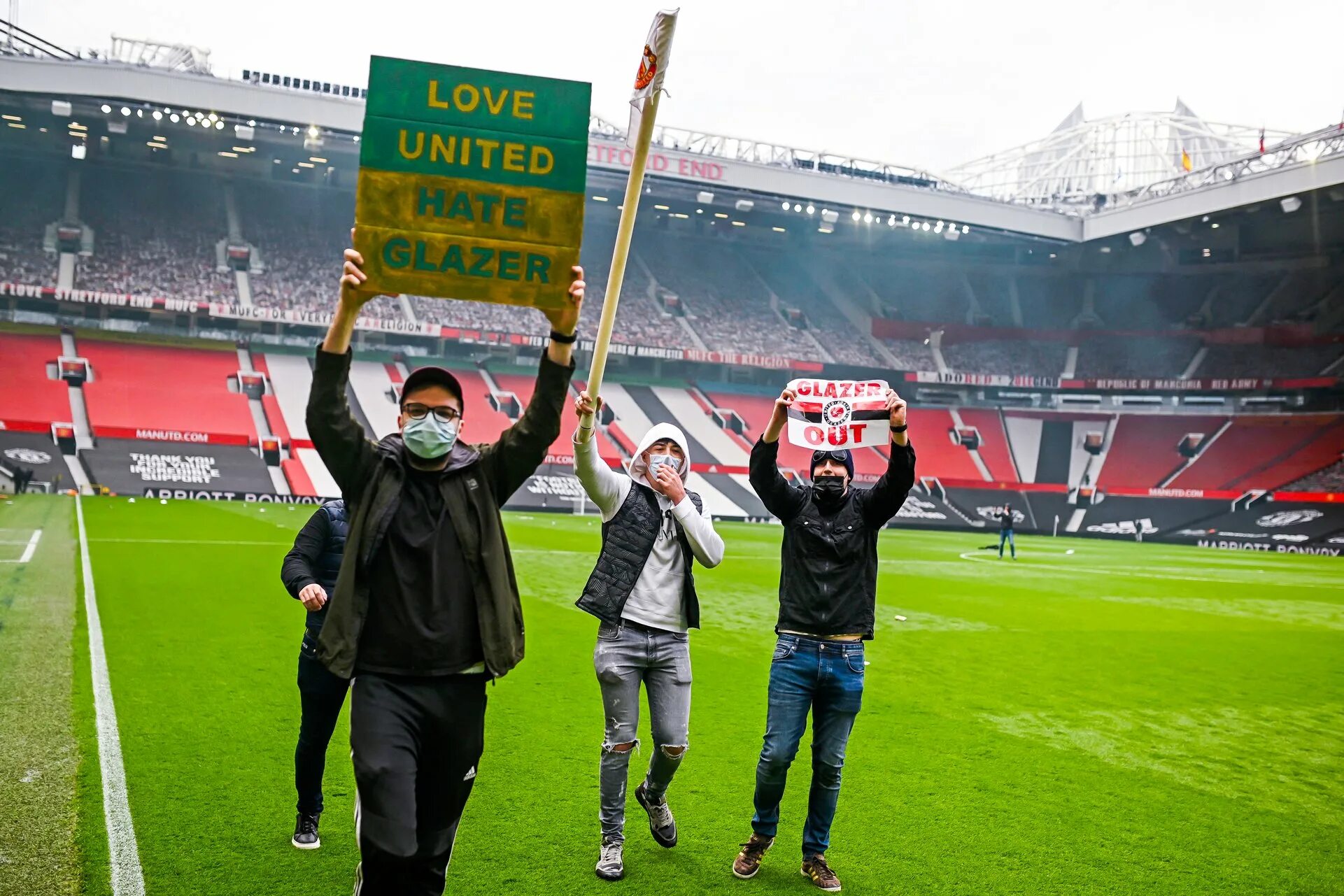 Manchester United фанаты. Болельщики Манчестер Юнайтед. Болельщики Манчестер Юнайтед 1999. Перфоманс фанатов Манчестера Юнайтед. В англии перенесли матчи