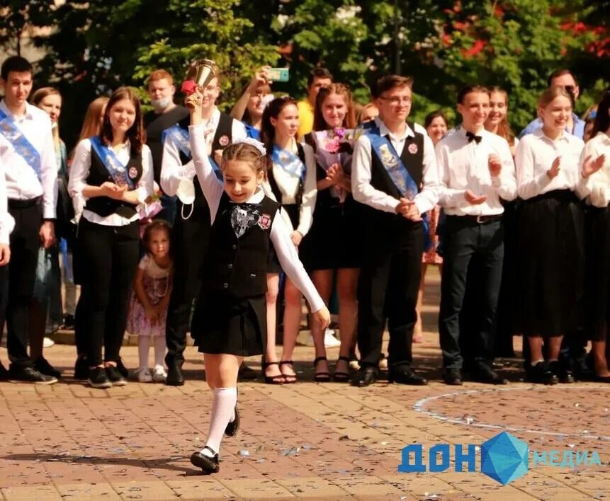 Школа 17 звонки. Выпускники школы. Школьный выпускной. Школьные выпускницы. Торжественная линейка последний звонок.