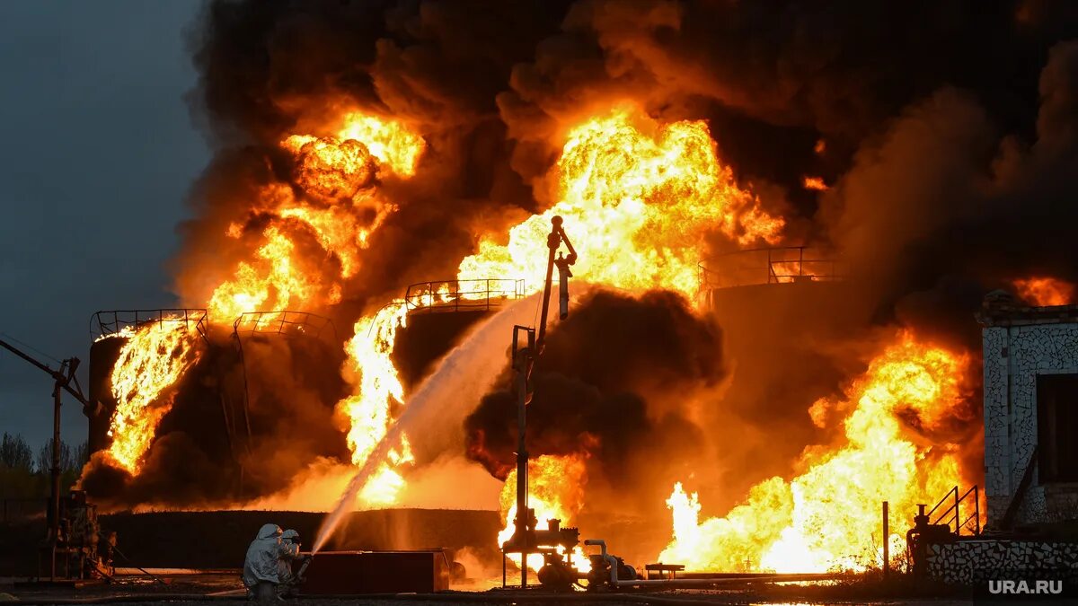 Видео пожара на нефтебазе. Пожар в полигоне кострома. пожар в кафе полигон. полигон горит кострома. пожар на нефтебазе.
