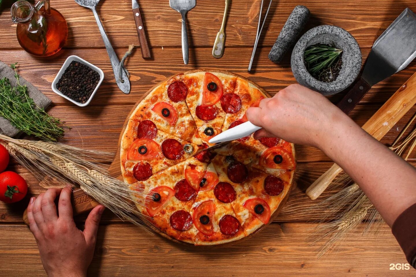 Стол пицца роллы. Pizza house владивосток авангард. &quot;пицца&quot;. пицца роллы. красивые роллы и пицца.
