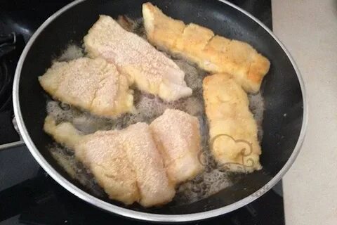 Жареное тесто с луком на сковороде