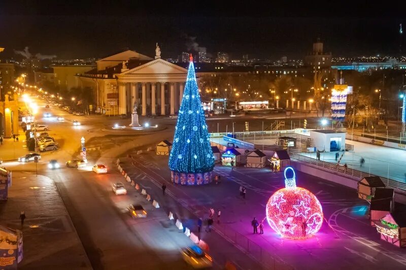 Новогодняя елка в волгограде 2022. Волгоград новогодние мероприятия. Красивые новогодние елки в огоньках на улице. Волгоград аллея героев ночью. Парк гагарина елка волгоград.