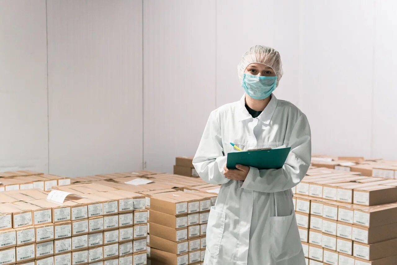 Технолог молочной вакансии. Технолог молочной продукции. технология молока и молочных продуктов специальность. технолог по переработке молока. студенты на практике на молочном заводе.
