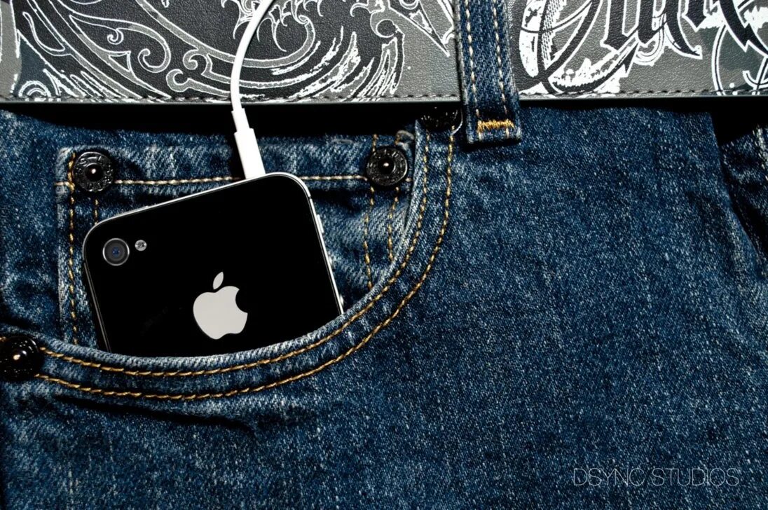 Айфон в кармане. Джинсы с карманом под смартфон. Заставка джинсы iphone 2. Apple iphone джинсы.